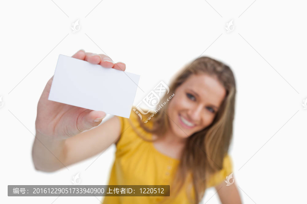 一個金發(fā)女人的特寫顯示一張白色的卡片