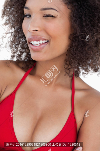 幸福的女人在比基尼眨眼