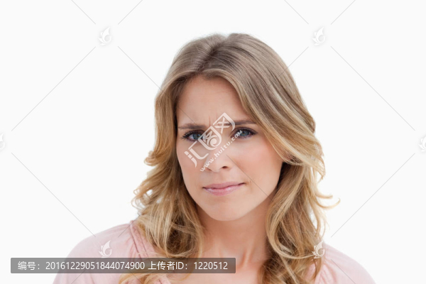 嚴肅的年輕金發(fā)女人看著相機