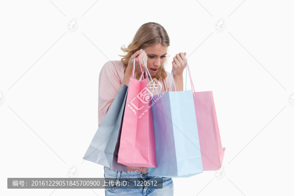 一個女人提著購物袋