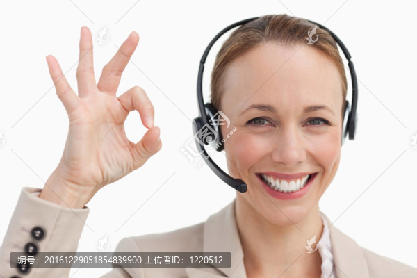 穿西裝的女士用耳機(jī)批準(zhǔn)