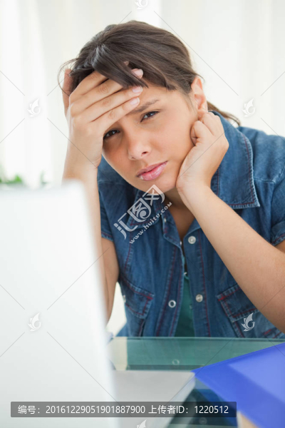 一名患有頭痛的女學生的肖像