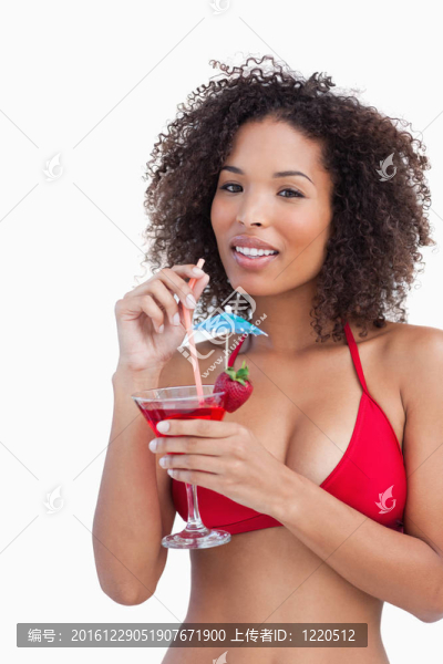 有吸引力的女人拿著水果雞尾酒