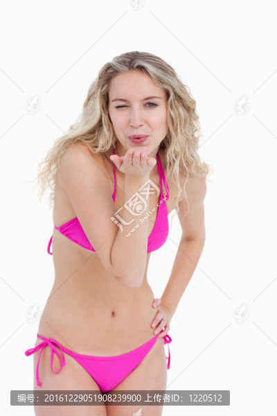 年輕金發(fā)女郎眨眼睛，送飛吻