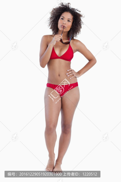 體貼的女人拿著太陽鏡