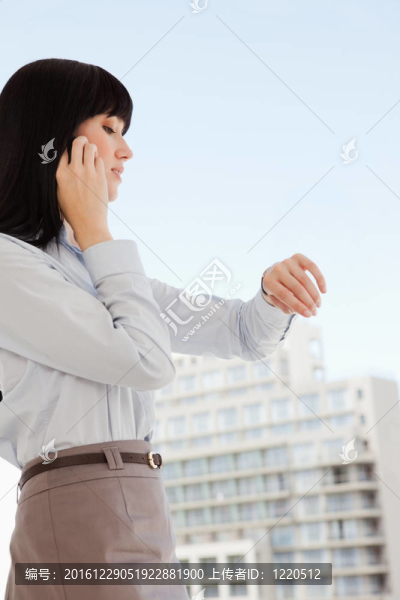 一個商業(yè)婦女打電話，因為她看時間