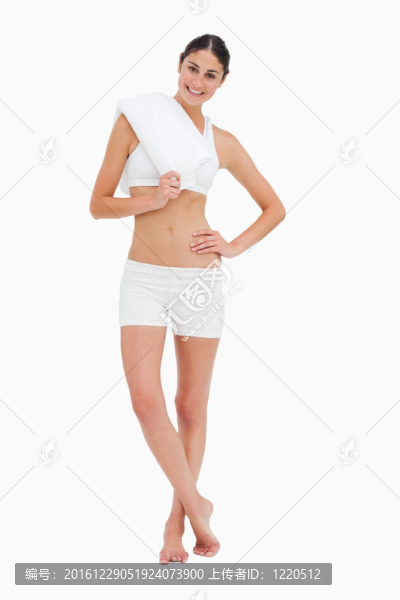 苗條的女人拿著毛巾