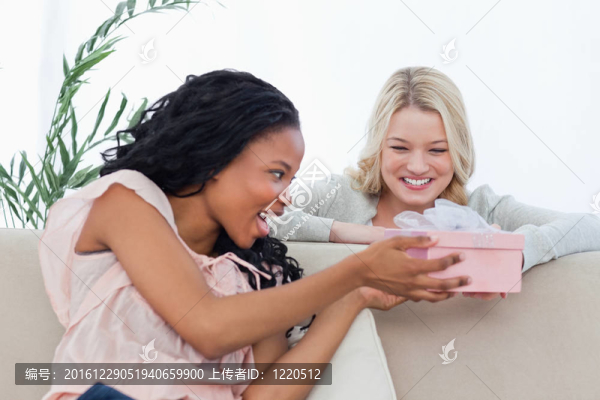 一個女人在盒子里送禮物給她的朋友