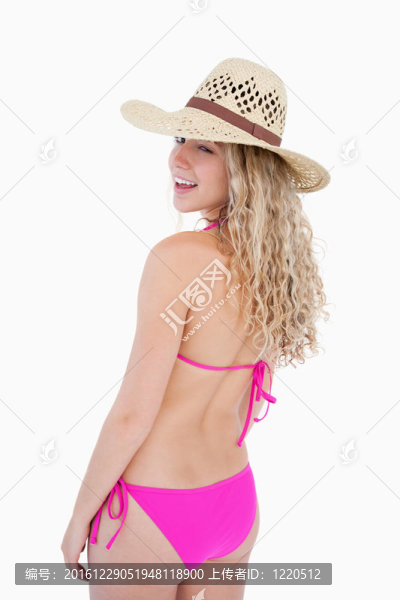 年輕的金發(fā)女人回頭，眨眼睛