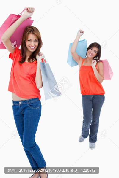 一個十幾歲的女孩跟著她的朋友買了一件白色的