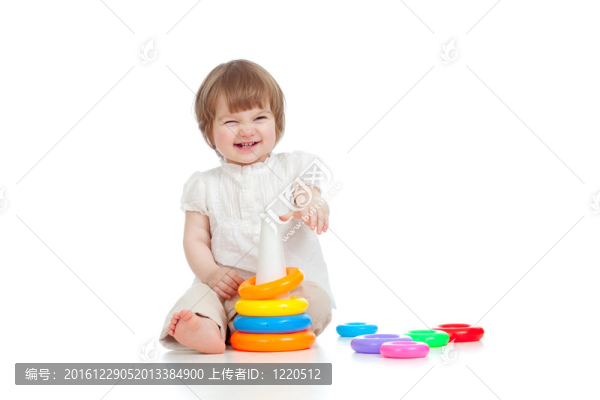 歡快的孩子玩著五顏六色的白色玩具