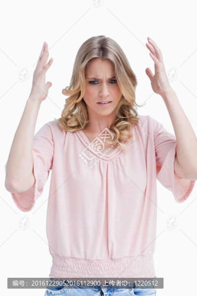 惱怒的女人舉起雙臂
