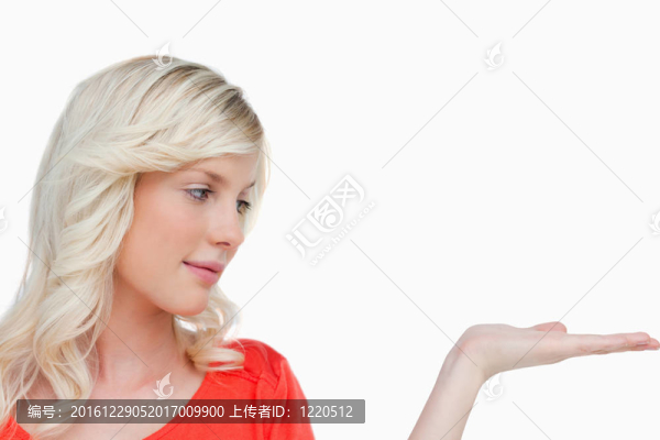 美麗的女人把她的手心