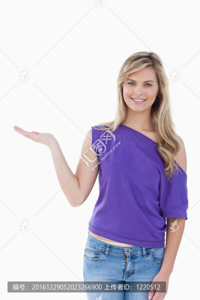 快樂的金發(fā)女人把她的手掌