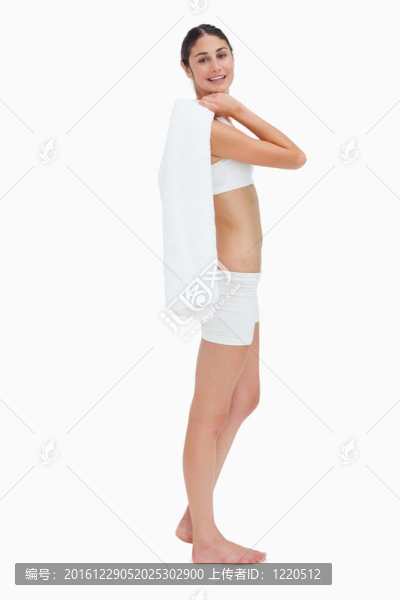 一個(gè)苗條的微笑女人抱著毛巾