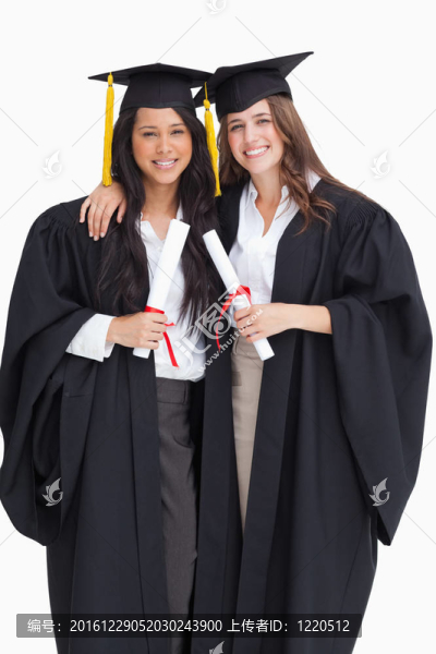 兩個女人互相擁抱他們畢業(yè)后從大學