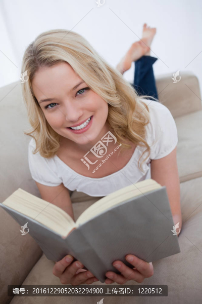 微笑的女人拿著一本書