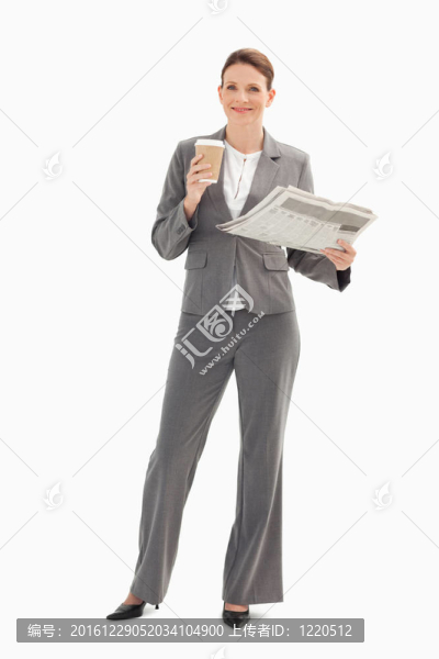 微笑的女商人持杯和報紙
