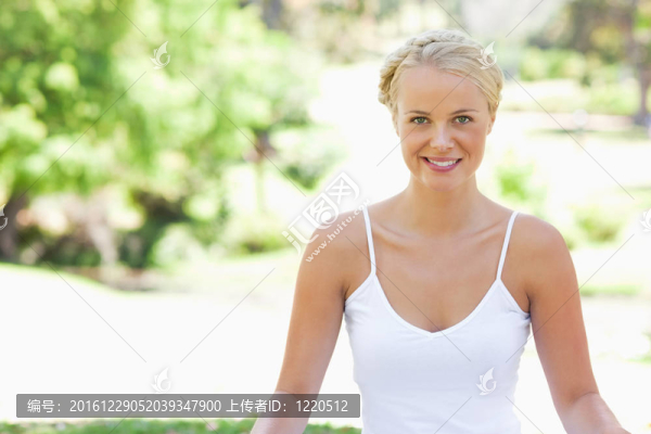 坐在草坪上的輕松微笑的女人