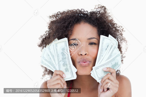 年輕漂亮的女人蹙起她的嘴唇而持有銀行不