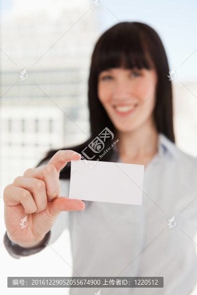 專(zhuān)注于名片與一名女子舉行