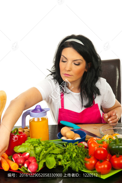 女人選擇蔬菜做飯