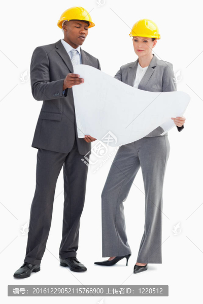 商人和女人拿著硬帽子拿著紙