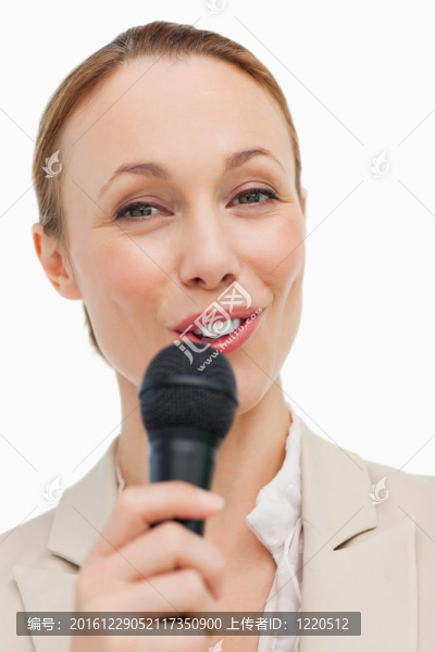 用麥克風說話的女人肖像