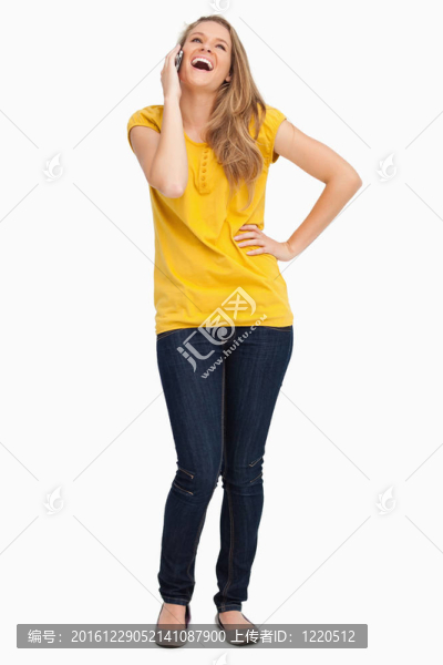 漂亮的金發(fā)女人在電話里笑