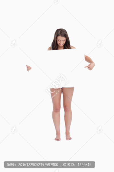 黑發(fā)女人指著空白海報(bào)