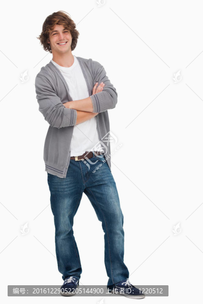 面帶微笑的男學(xué)生交叉雙臂