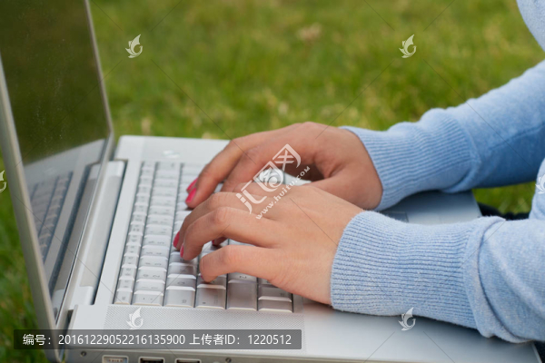 筆記本電腦打字室外
