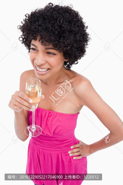 年輕女性看著身邊的一只手放在她的臀部和飲料