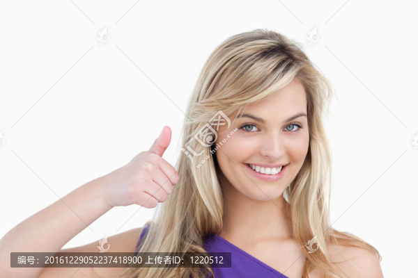 微笑的金發(fā)女人豎起大拇指
