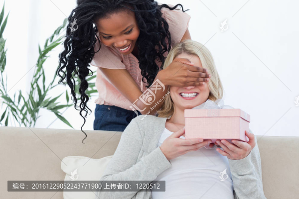 一個(gè)女人把手放在朋友的眼睛前