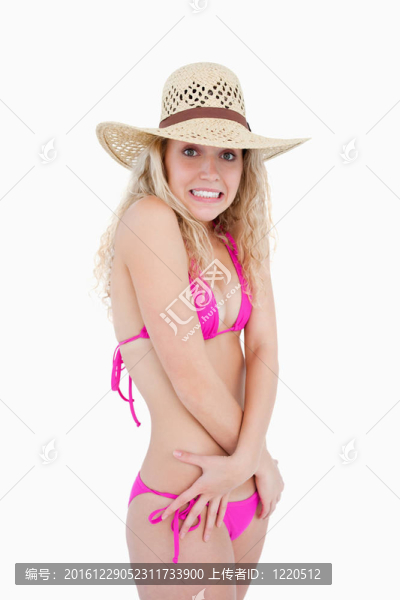 年輕迷人的女人試圖隱藏自己與她的武器