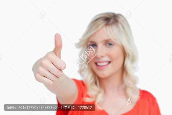 年輕的金發(fā)女郎豎起大拇指
