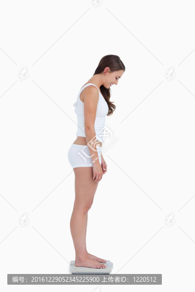 站在秤上的微笑女人