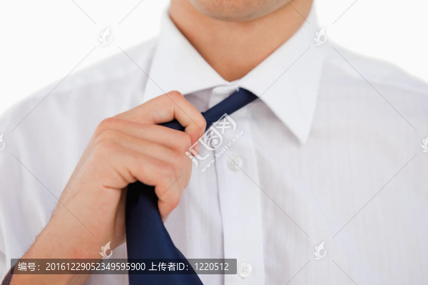 靠近一個(gè)男人松開他的領(lǐng)帶