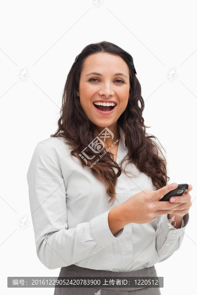 一個(gè)幸福的女人看著她的短信的肖像