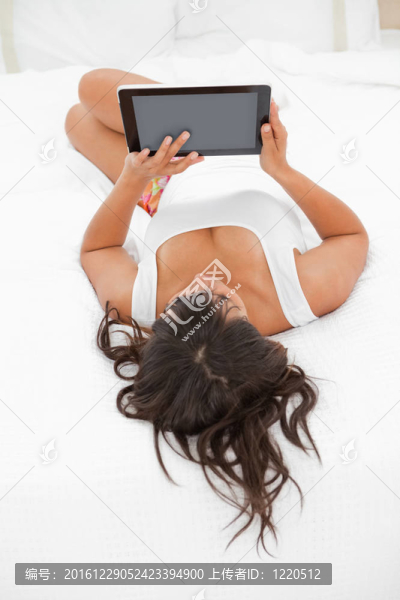 使用觸摸墊的年輕女性的后視圖