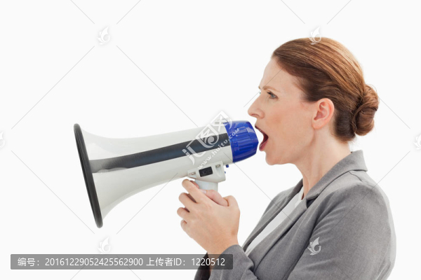 商人對著擴音器