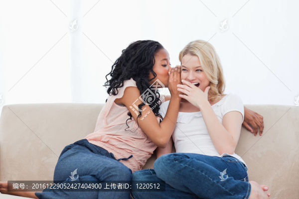 一個(gè)女人對(duì)著她震驚的朋友耳語(yǔ)