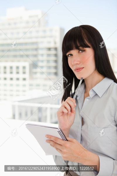 黑頭發(fā)的女人認(rèn)為她直直地看著她