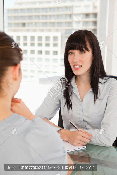 微笑的女人和另一個(gè)女人聊天