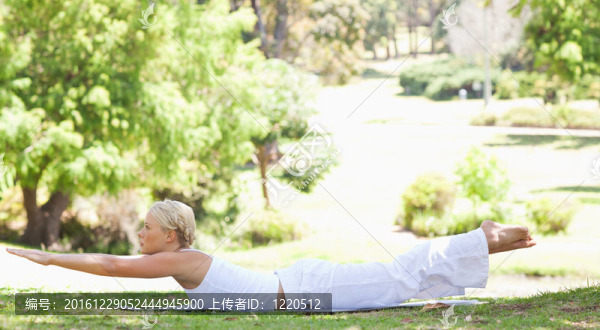 一個女人在公園里做體操的側視圖
