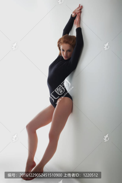 美女穿著運動服站在墻上