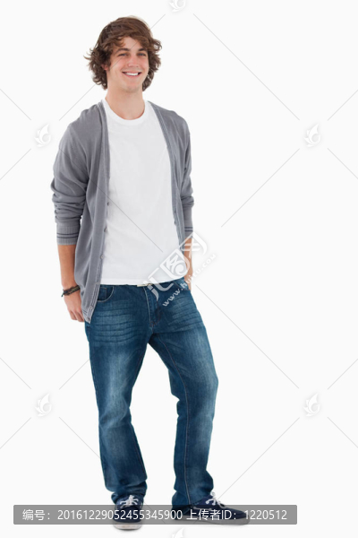 微笑的男學(xué)生在后面的口袋里