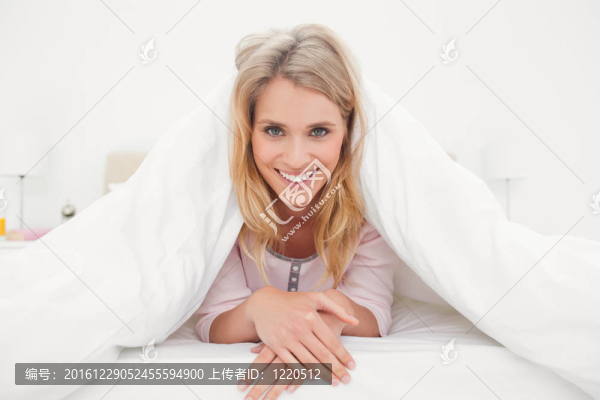 在床尾的女人；一個被微笑著看前下