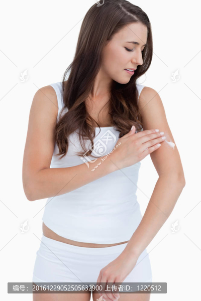 體貼的女人在她的手臂上涂奶油